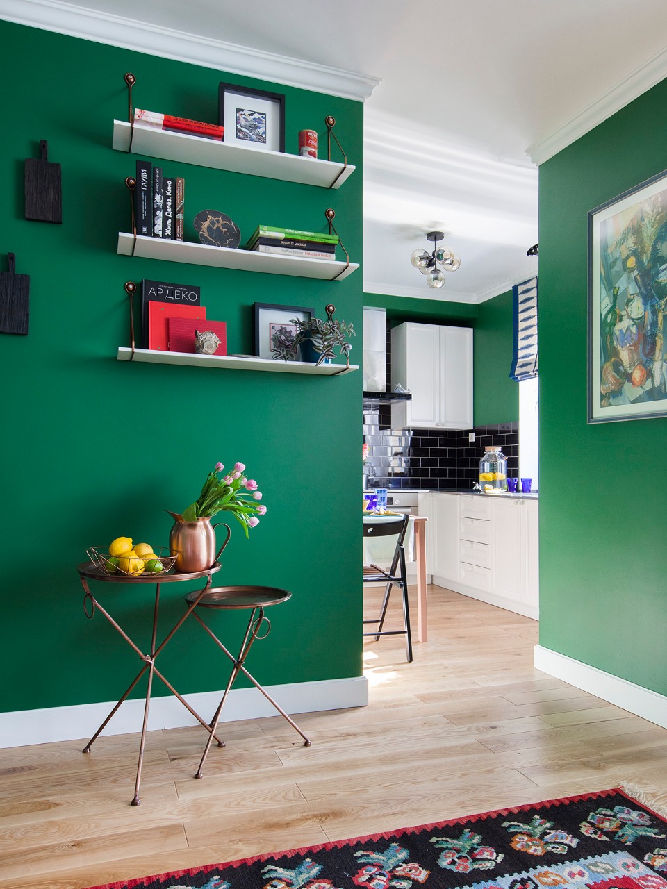 Купить однокомнатную квартиру в зеленом. Зеленый интерьер. Зеленый цвет стен в интерьере. Салатовые стены. Зеленая стена.