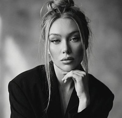 ANNA  VALDER