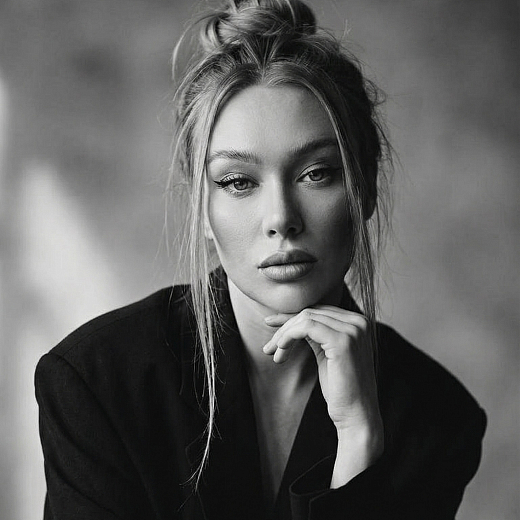 ANNA  VALDER